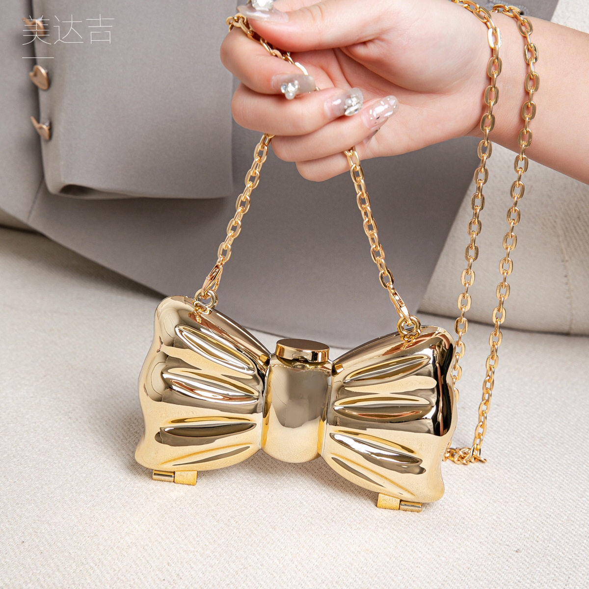 Glossy Gold Metal Bow Shaped M - Luxury Bags Trending 评论和价格